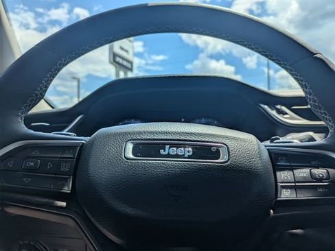 Used 2023 Jeep Grand Cherokee L Limited AWD/4WD image 32
