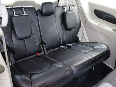 Used 2024 Chrysler Pacifica Limited FWD image 21
