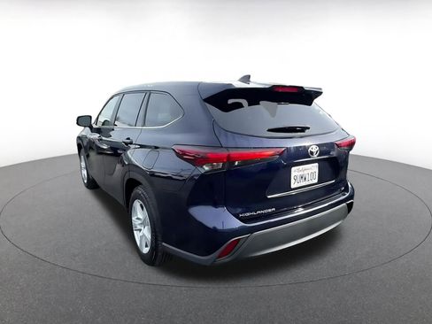 Used 2025 Toyota Highlander LE image 11