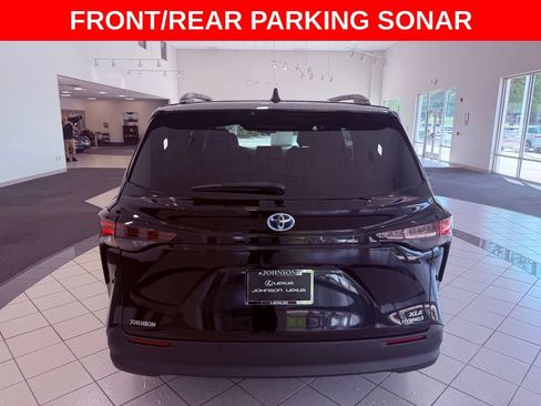 Used 2024 Toyota Sienna XLE FWD image 6