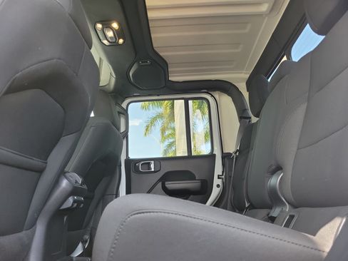 Used 2021 Jeep Gladiator Sport AWD/4WD image 10