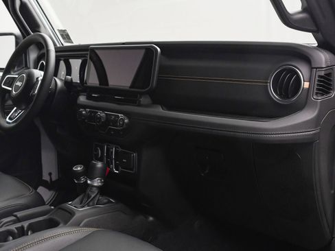 Used 2024 Jeep Wrangler Sahara image 19