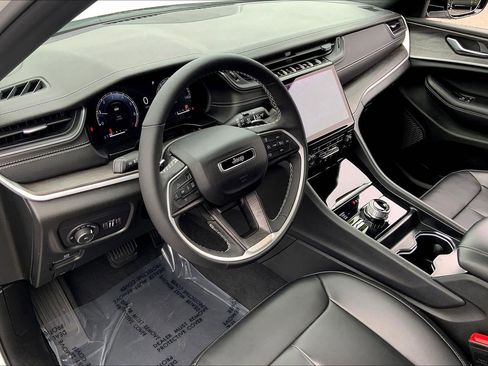 Certified 2025 Jeep Grand Cherokee Limited AWD/4WD image 17