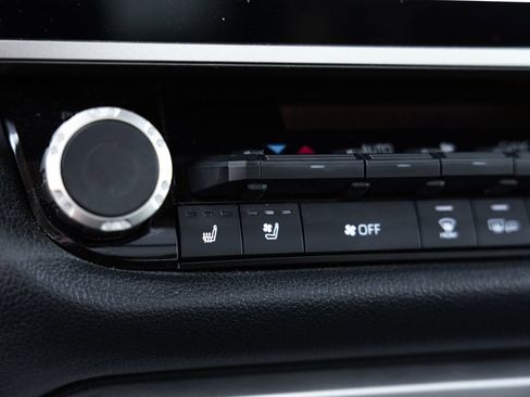 Used 2024 Toyota Tundra Limited AWD/4WD image 23
