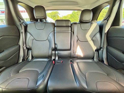 Used 2019 Jeep Cherokee Limited w/ Luxury Group AWD/4WD image 32