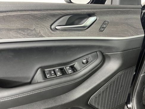 Used 2025 Jeep Grand Cherokee Limited image 16