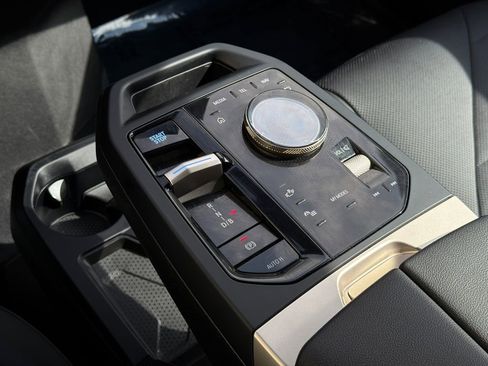 Used 2024 BMW iX xDrive50 w/ Premium Package image 33