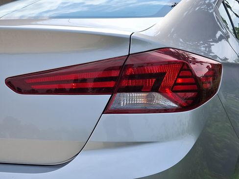 Used 2020 Hyundai Elantra SE FWD image 11