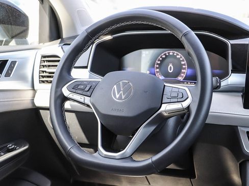 Certified 2025 Volkswagen Taos SE FWD image 16