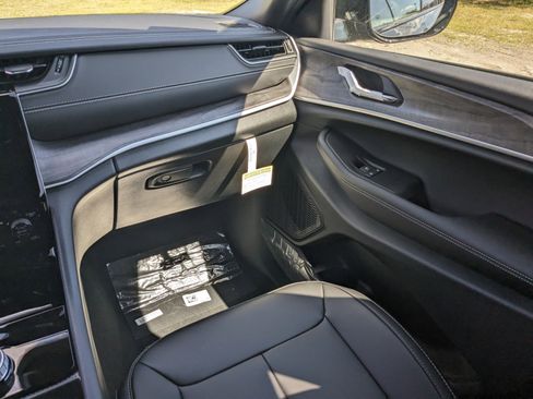 New 2025 Jeep Grand Cherokee L Limited w/ Black Appearance Package image 15