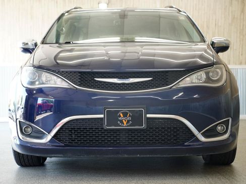 Used 2018 Chrysler Pacifica Limited FWD image 3