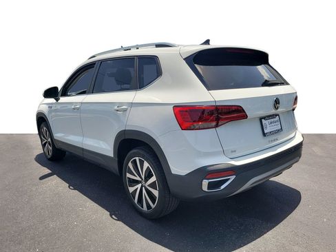 Used 2023 Volkswagen Taos SE w/ Panoramic Sunroof Package FWD image 4