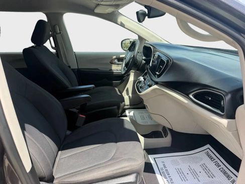 Used 2017 Chrysler Pacifica Touring FWD image 17
