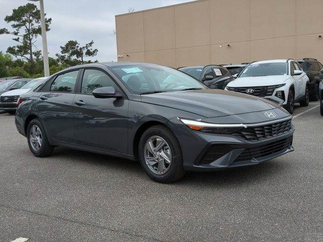 Used 2026 Hyundai Elantra SE FWD image 3