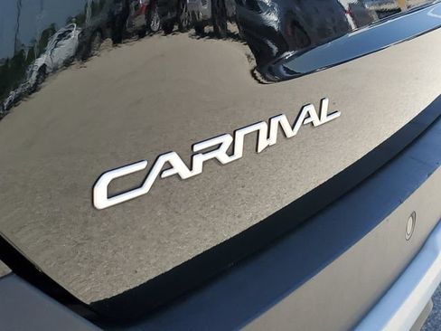 Used 2025 Kia Carnival FWD image 8