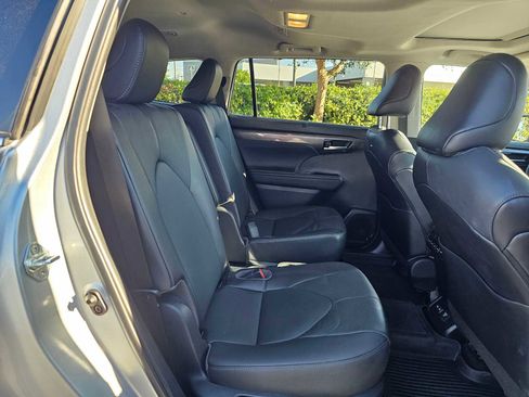 Used 2023 Toyota Highlander Limited image 12
