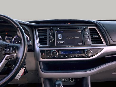 Used 2018 Toyota Highlander Plus FWD image 7