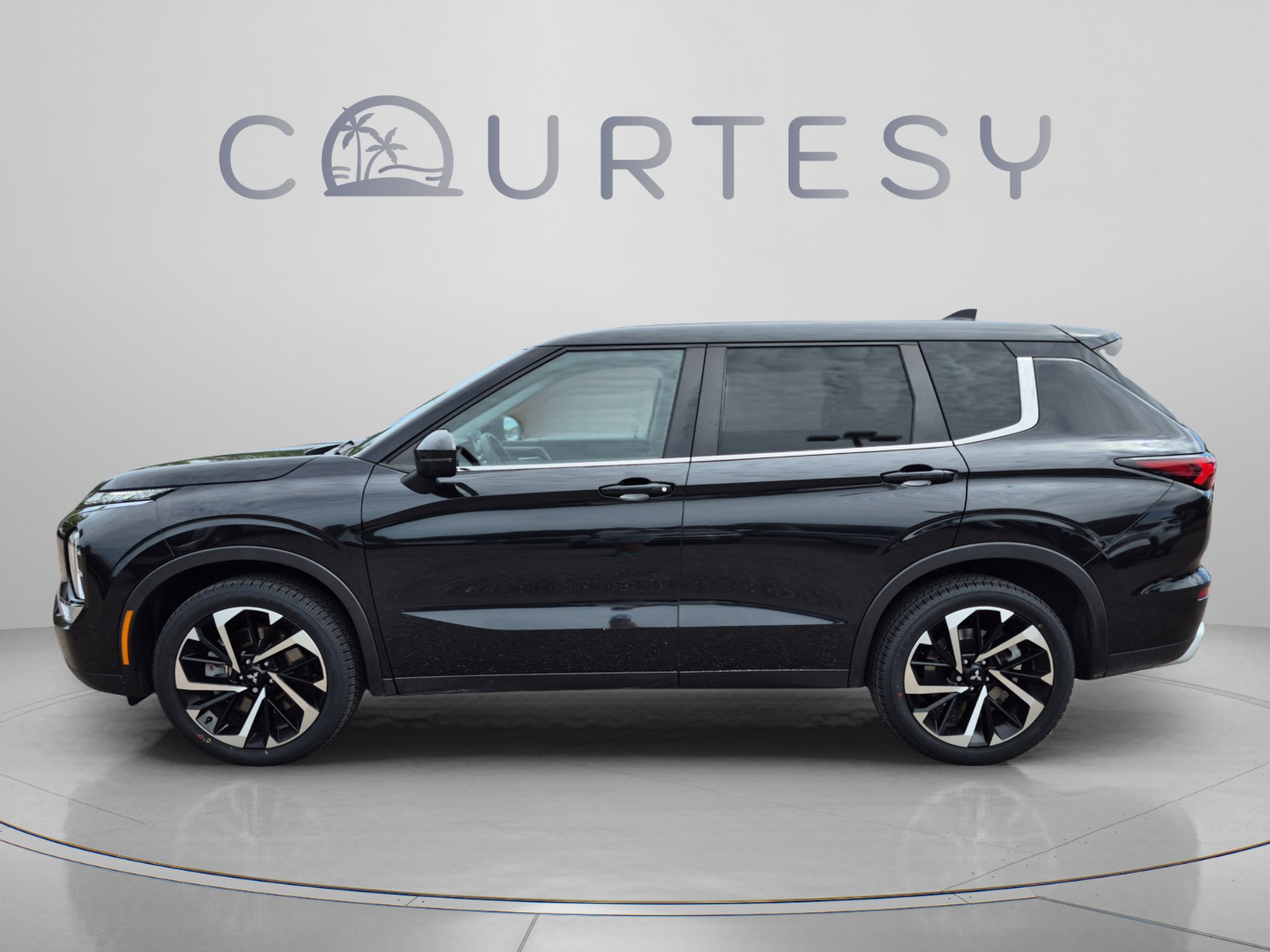Used 2024 Mitsubishi Outlander SE FWD image 2