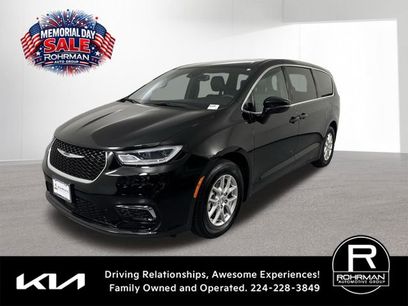 Used 2025 Chrysler Pacifica Select