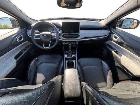 Used 2023 Jeep Compass Latitude image 10