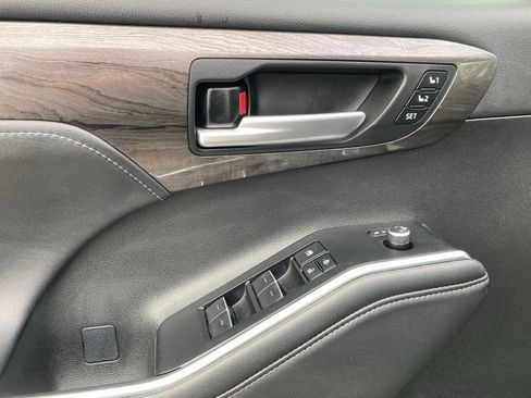 Used 2025 Toyota Highlander Platinum image 13