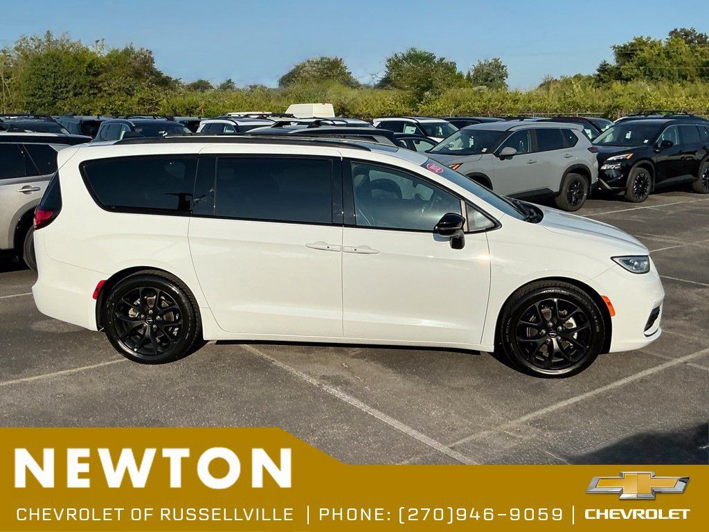 Used 2025 Chrysler Pacifica Limited FWD image 4