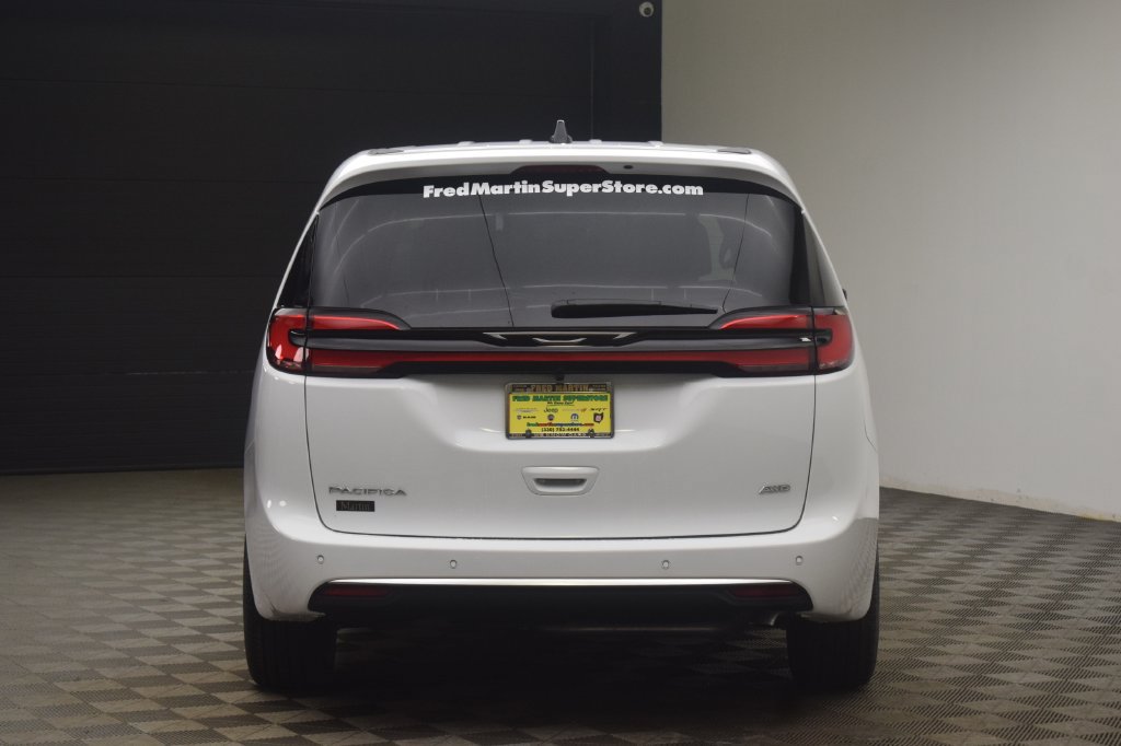 New 2027 Chrysler Pacifica Select w/ Family Tech Group AWD/4WD image 13