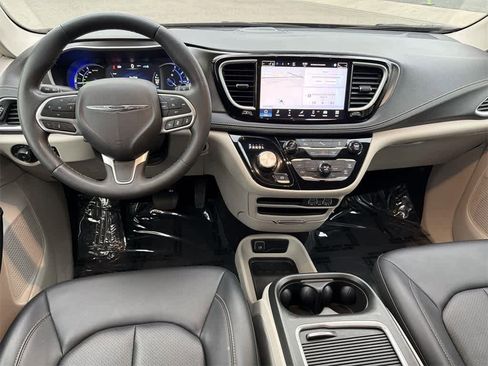 Used 2024 Chrysler Pacifica Select image 11