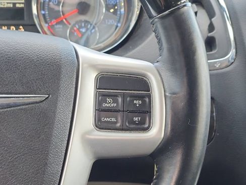 Used 2016 Chrysler Town & Country Limited Platinum FWD image 15