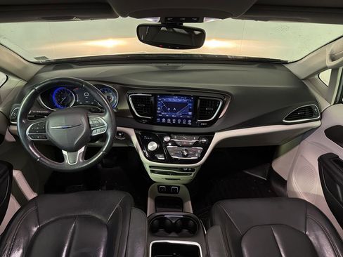 Used 2018 Chrysler Pacifica Touring-L Plus image 33