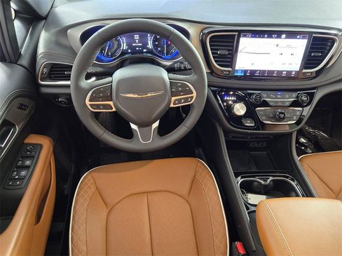 New 2025 Chrysler Pacifica Pinnacle w/ Trailer Tow Group image 10