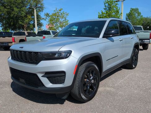 Used 2025 Jeep Grand Cherokee Altitude AWD/4WD image 2