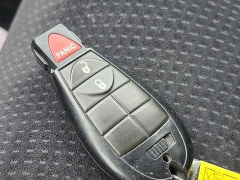 Used 2014 Dodge Grand Caravan SE image 32