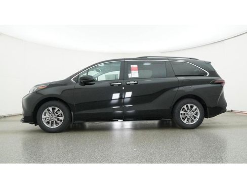 New 2026 Toyota Sienna XLE image 19