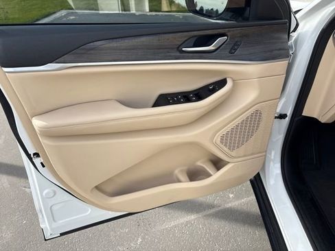 Used 2023 Jeep Grand Cherokee Limited w/ Black Appearance Package image 10