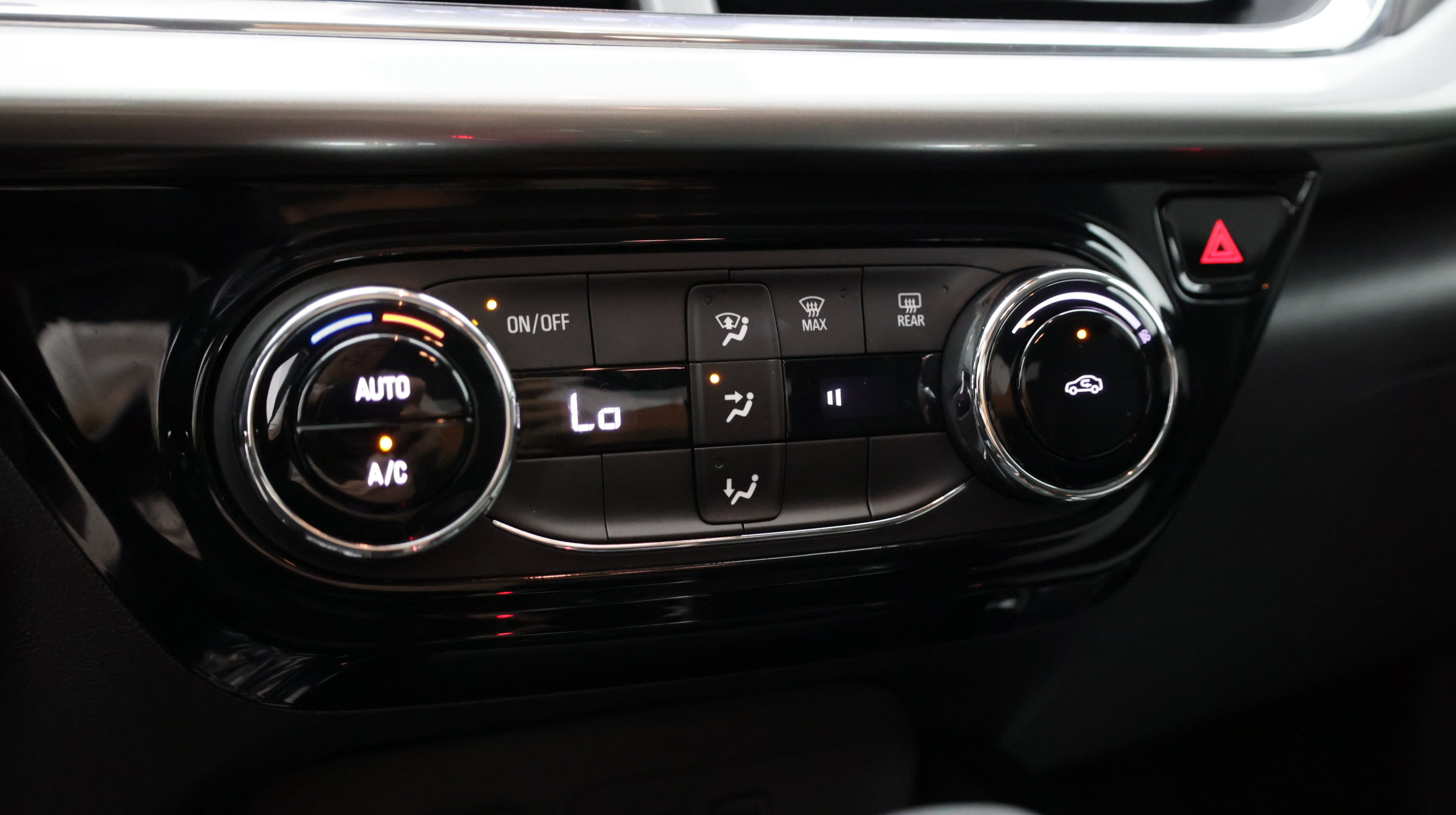 Used 2025 Chevrolet Trax LT FWD image 17