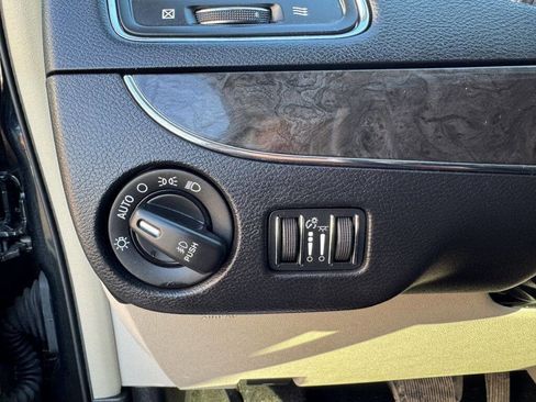 Used 2014 Chrysler Town & Country Touring-L image 17