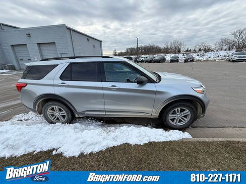 Used 2023 Ford Explorer XLT image 5