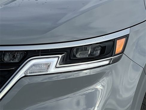 Used 2024 Kia Carnival EX image 40