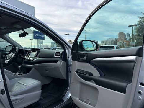 Used 2014 Toyota Highlander XLE image 11