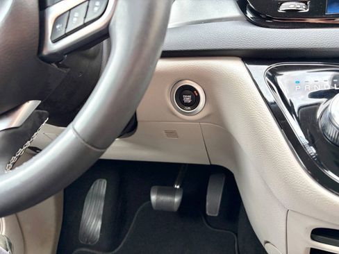Used 2024 Chrysler Pacifica Touring-L FWD image 23