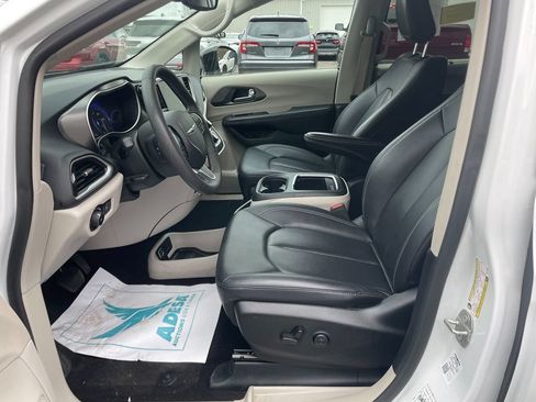 Used 2024 Chrysler Pacifica Touring-L FWD image 12