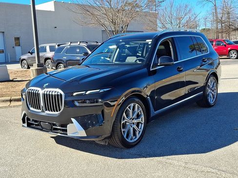 Used 2025 BMW X7 xDrive40i w/ Premium Package image 3