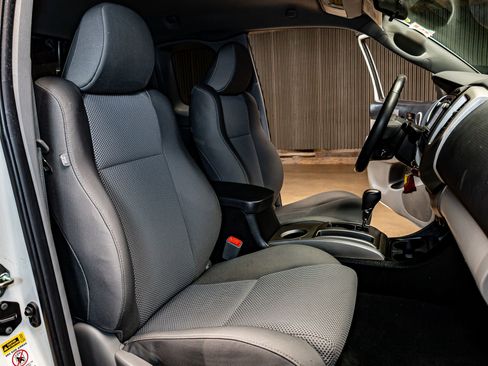 Used 2015 Toyota Tacoma 4x4 Access Cab V6 w/ TRD Off-Road Package image 19