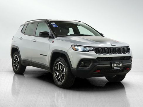 Used 2025 Jeep Compass Trailhawk AWD/4WD image 7