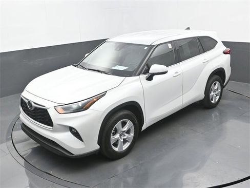 Used 2022 Toyota Highlander LE image 33