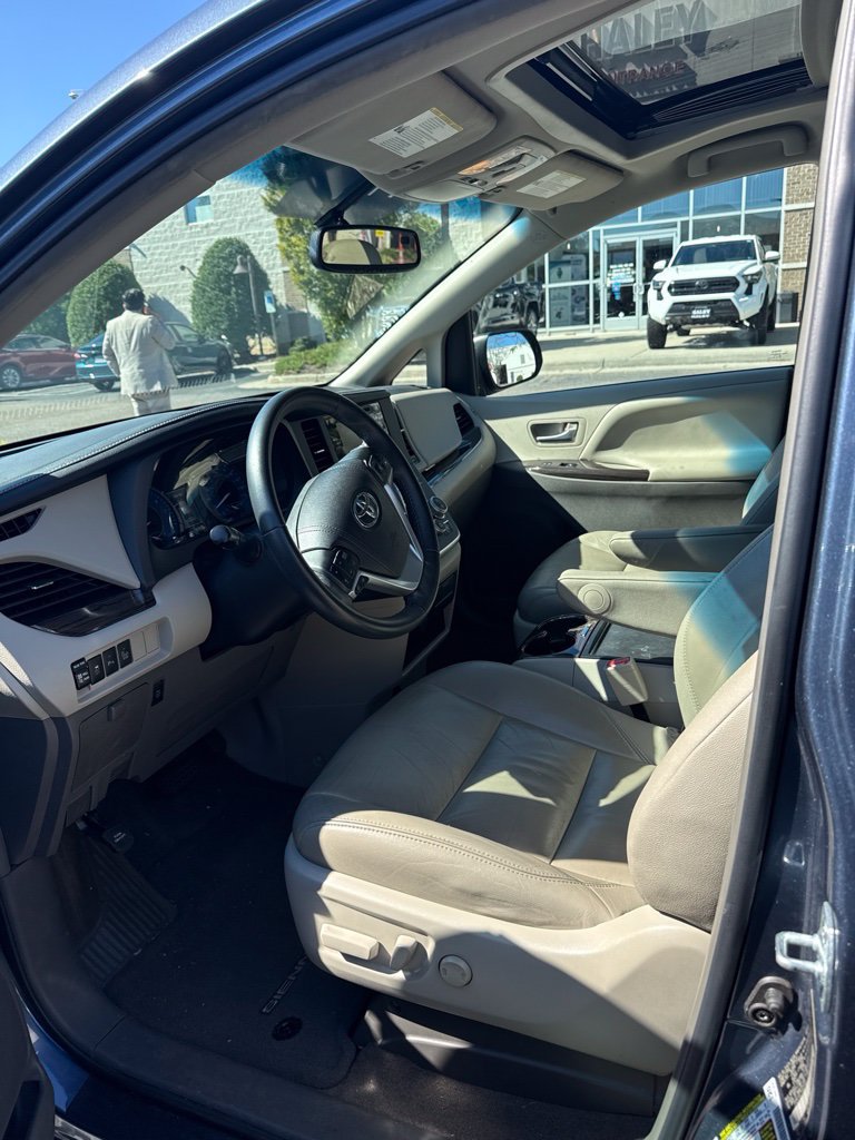 Used 2017 Toyota Sienna XLE w/ XLE Navigation Package FWD image 8