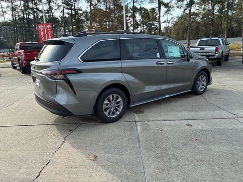 New 2026 Toyota Sienna XLE image 7
