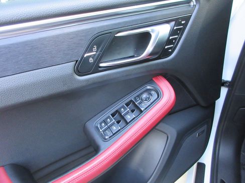 Used 2022 Porsche Macan GTS AWD/4WD image 31