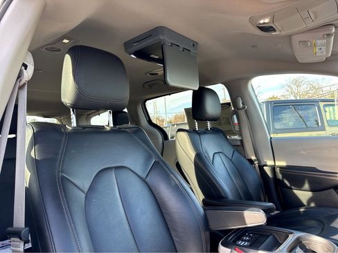 Used 2019 Chrysler Pacifica Touring-L w/ Tire & Wheel Group image 8